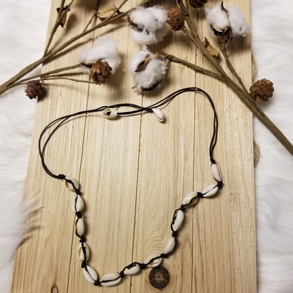 Super Cute and Beachy Shell Necklace in Black - Picture 6 of 9